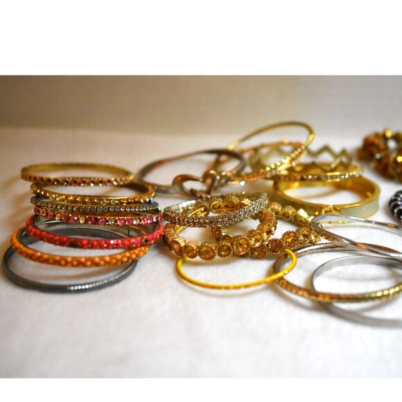 Stunning Trendy Lot Of 33 Mics. Styles/Colors Stackable Bracelets - Picture 3 of 7